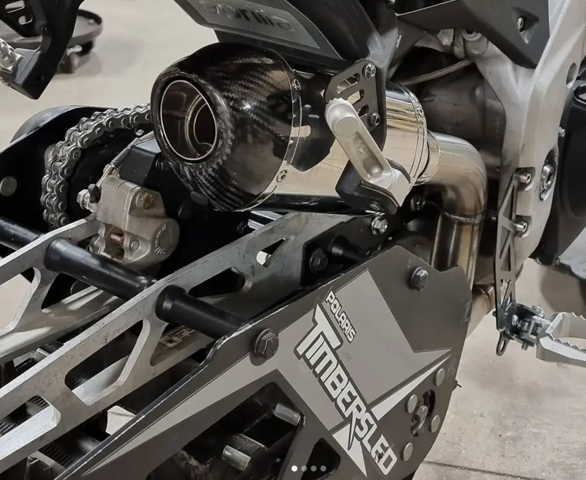 E dopo la Panigale ecco anche la Tuono V4 "delle nevi" (3)