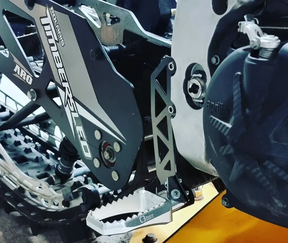 E dopo la Panigale ecco anche la Tuono V4 "delle nevi" (4)