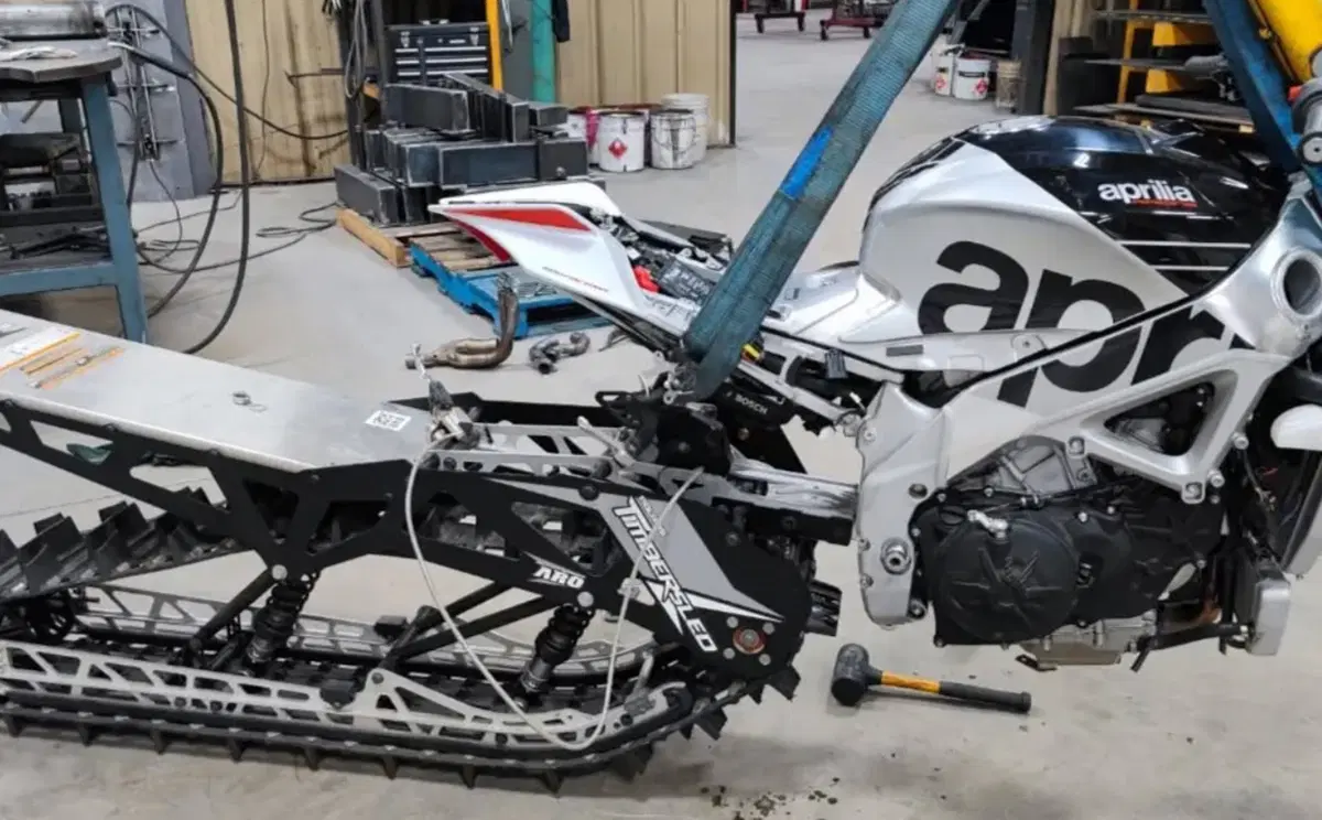E dopo la Panigale ecco anche la Tuono V4 "delle nevi" (5)