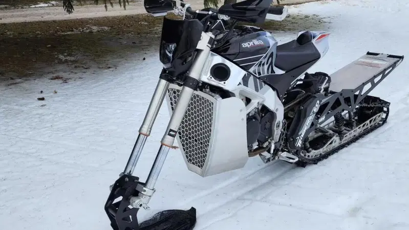 E dopo la Panigale ecco anche la Tuono V4 "delle nevi"