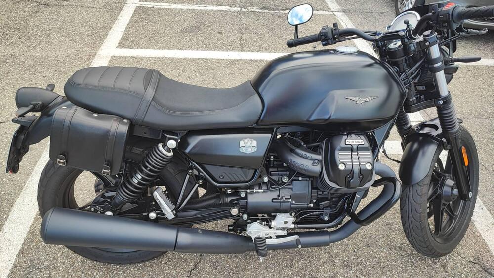 Moto Guzzi V7 Stone (2021 - 25)