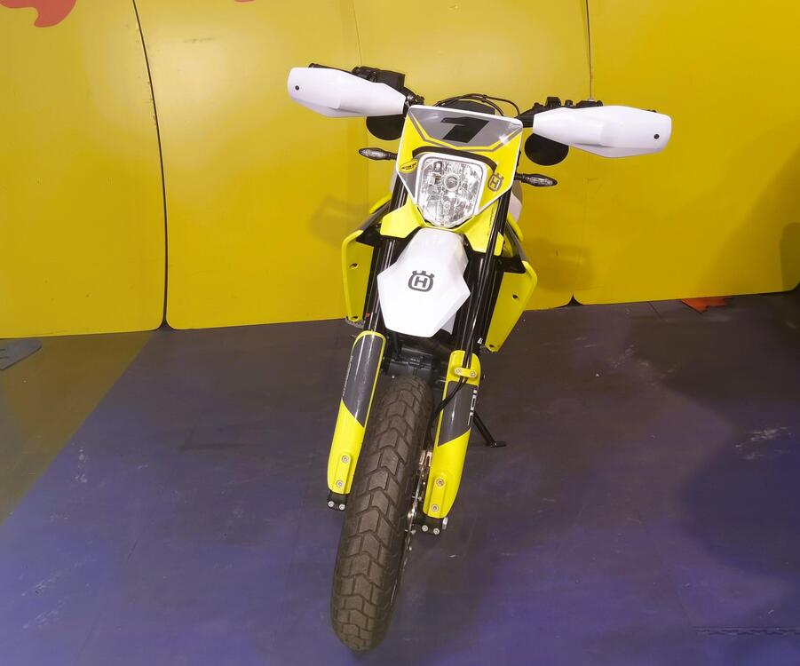 Husqvarna 701 Supermoto (2022) (2)