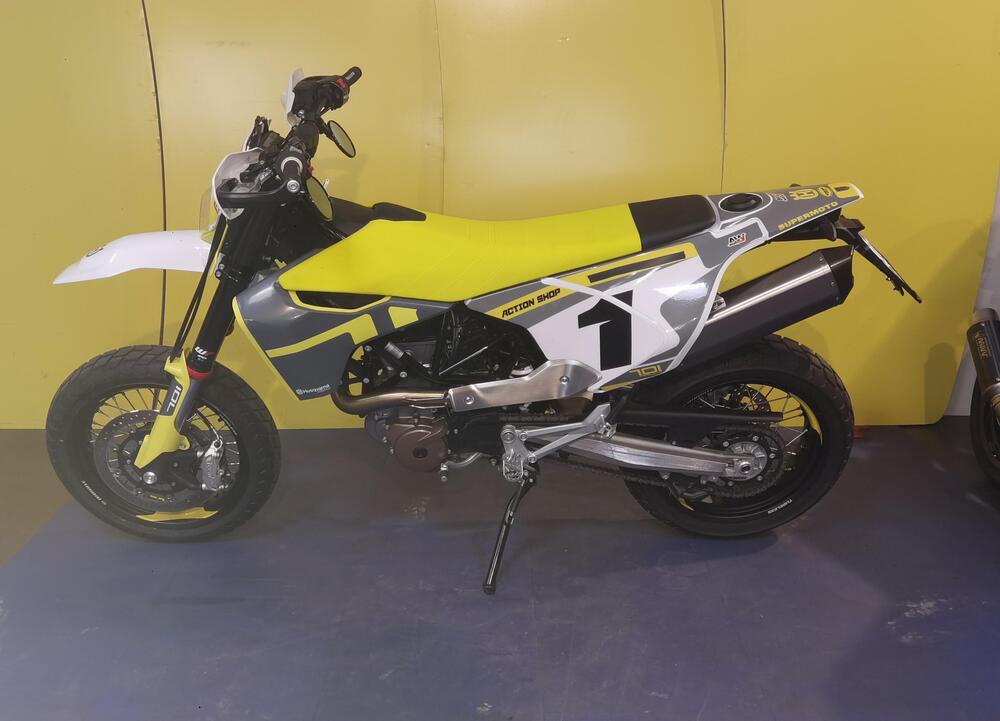 Husqvarna 701 Supermoto (2022) (3)