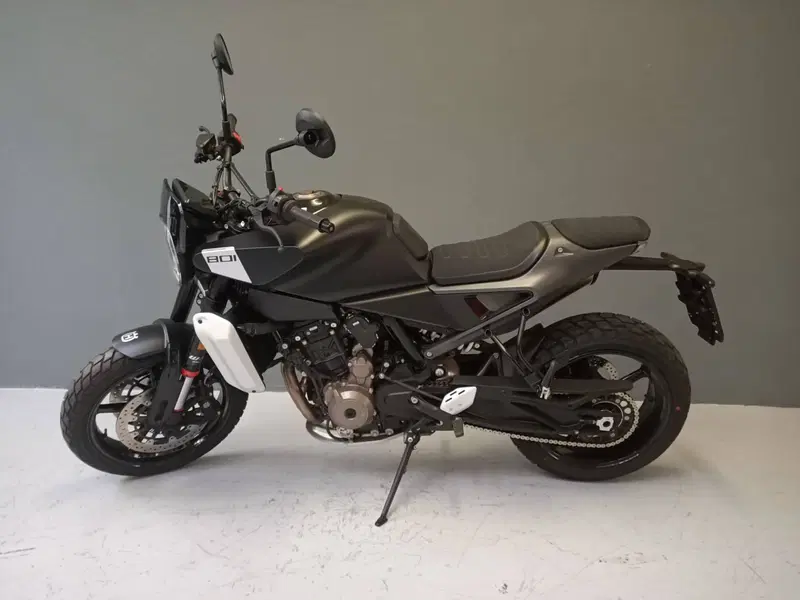 Husqvarna Svartpilen 801 (2024 - 26) (2)