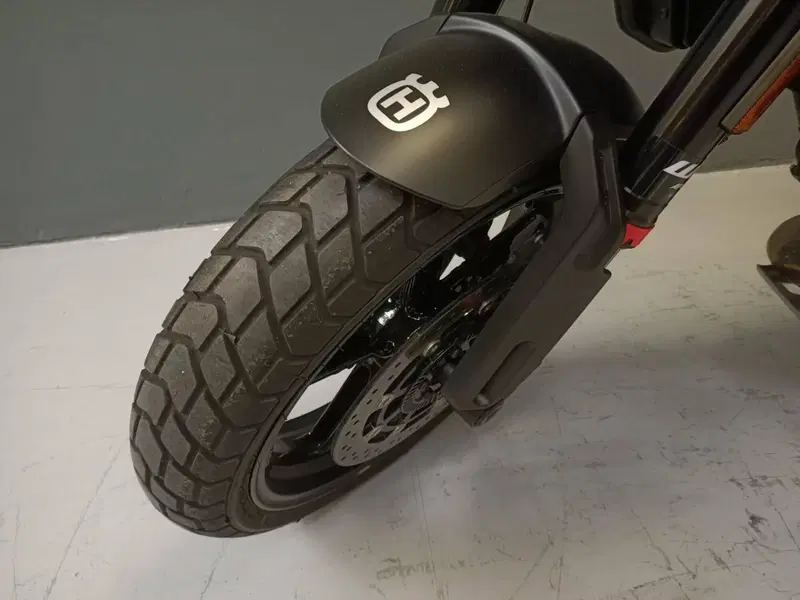 Husqvarna Svartpilen 801 (2024 - 26) (8)