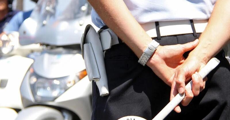 Scappa in scooter dalla Polizia, cade e viene arrestato