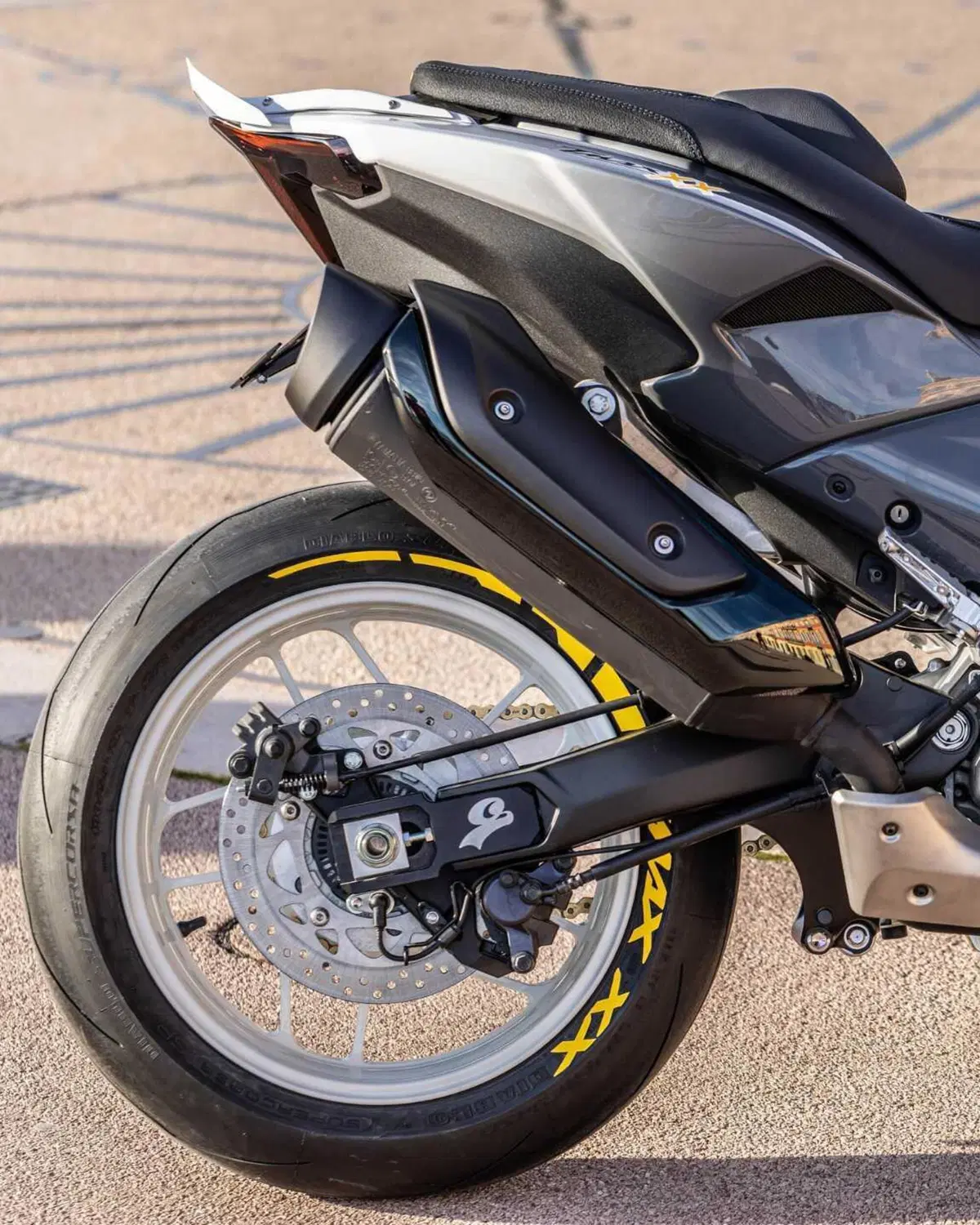 Yamaha Tmax XX: l'ultimo gioiello firmato Ortolani Customs (5)