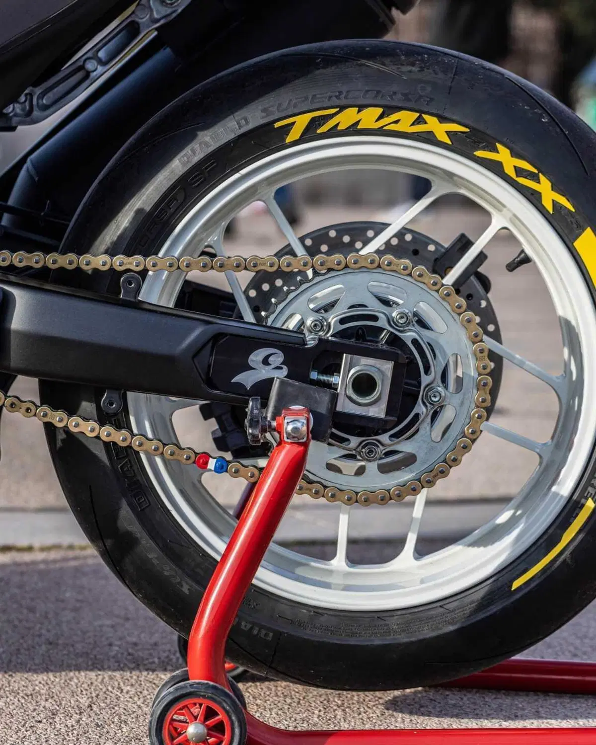 Yamaha Tmax XX: l'ultimo gioiello firmato Ortolani Customs (8)