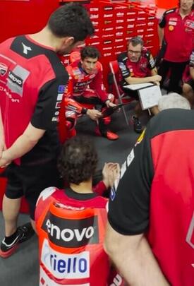 Marquez e Bagnaia si confrontano sulle sensazioni provate alla guida della MotoGP, parlando dalla parte del box del 93