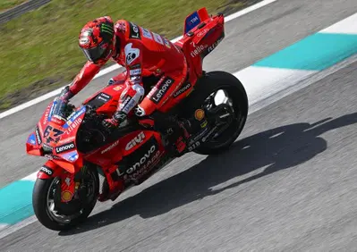 MotoGP 2025. Test di Sepang. Pecco Bagnaia spiega pro e contro della GP25: La GP24 è una base fantastica, dobbiamo fare scelte ponderate 