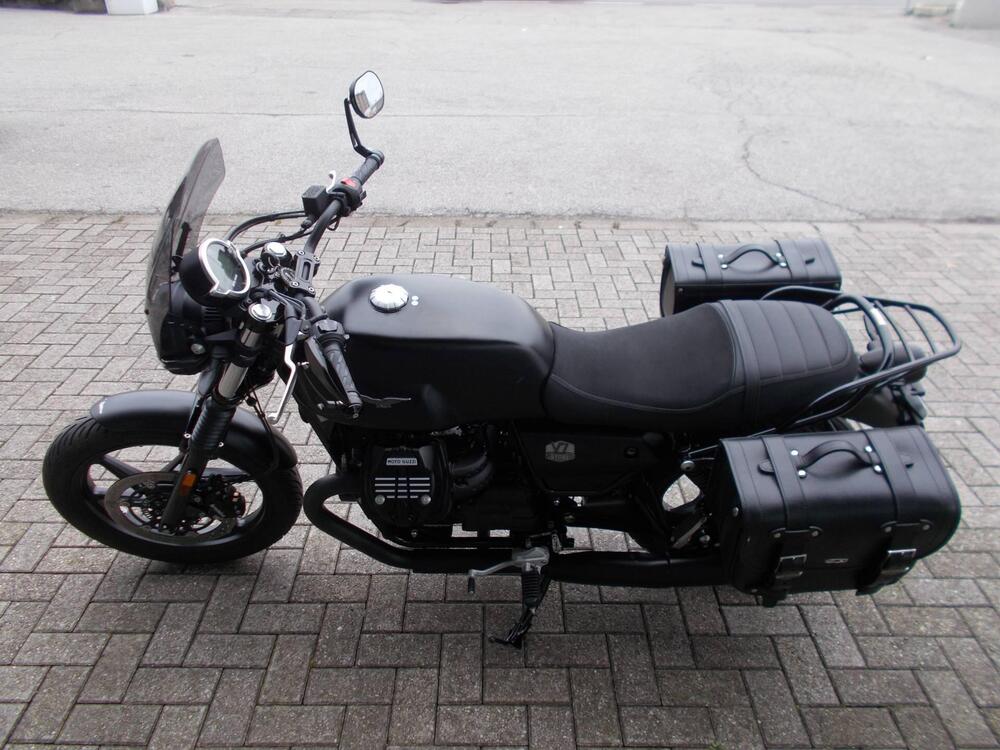 Moto Guzzi V7 Stone (2021 - 25) (2)