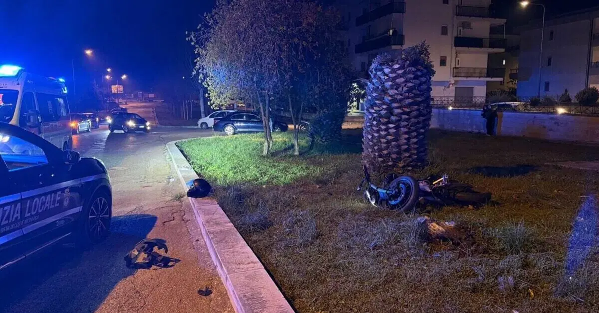 21enne si schianta in moto contro una palma. Lo scontro &egrave; fatale