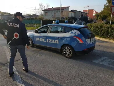 Bari: non si ferma all'alt della Polizia, ferisce un agente e travolge una passante. Arrestato 