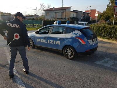 Bari: non si ferma all&#039;alt della Polizia, ferisce un agente e travolge una passante. Arrestato 