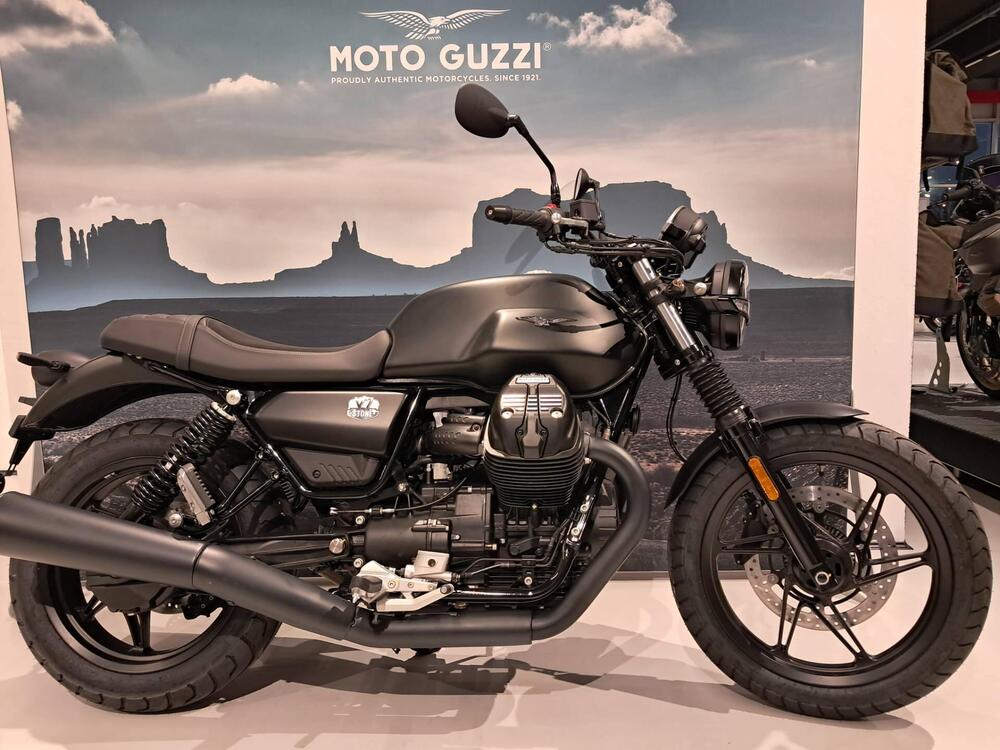 Moto Guzzi V7 Stone (2021 - 25)