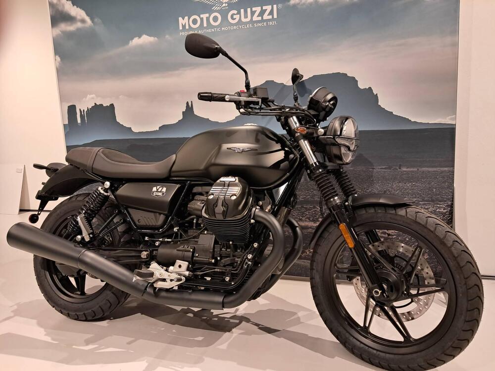 Moto Guzzi V7 Stone (2021 - 25) (2)