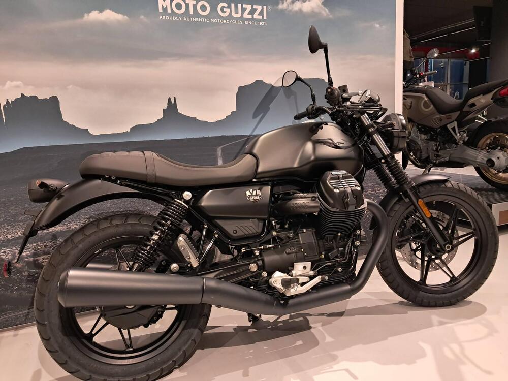 Moto Guzzi V7 Stone (2021 - 25) (3)