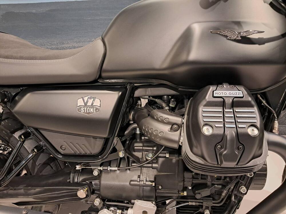 Moto Guzzi V7 Stone (2021 - 25) (4)