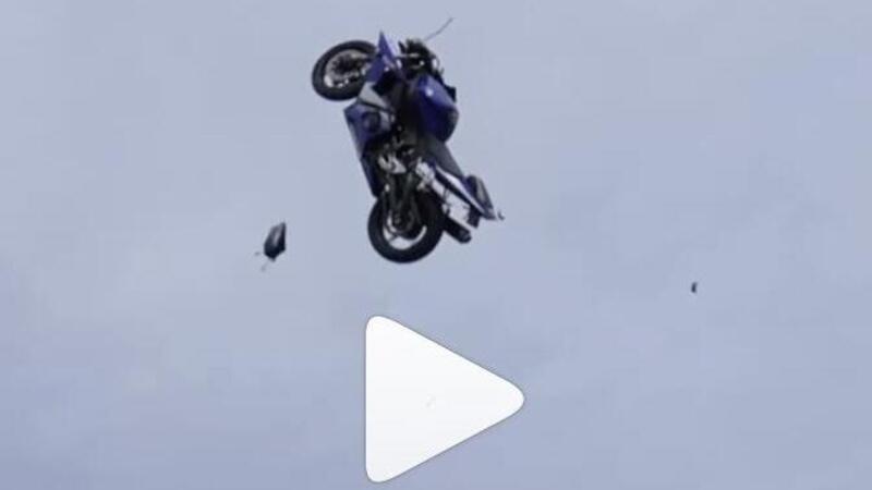 Yamaha R6 in rampa di lancio: distrutta [VIDEO]