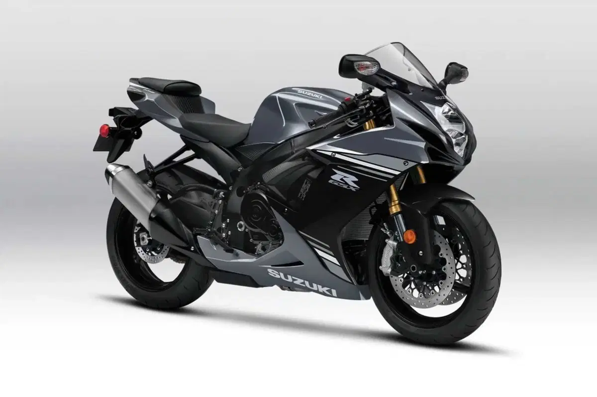 Suzuki GSX-R750 compie 40anni: la meravigliosa terra di mezzo (16)