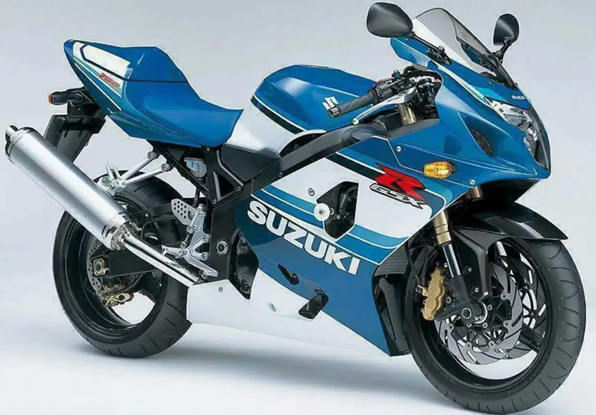Suzuki GSX-R750 compie 40anni: la meravigliosa terra di mezzo (11)