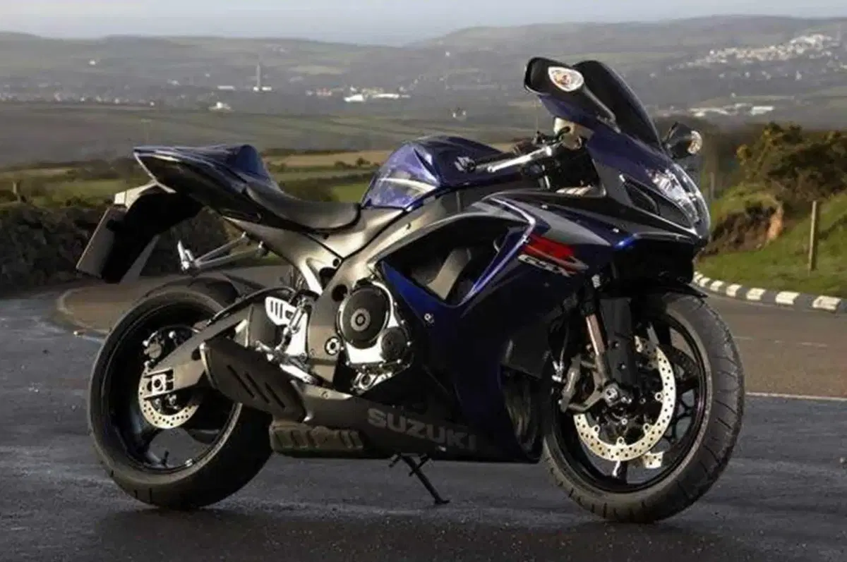 Suzuki GSX-R750 compie 40anni: la meravigliosa terra di mezzo (13)