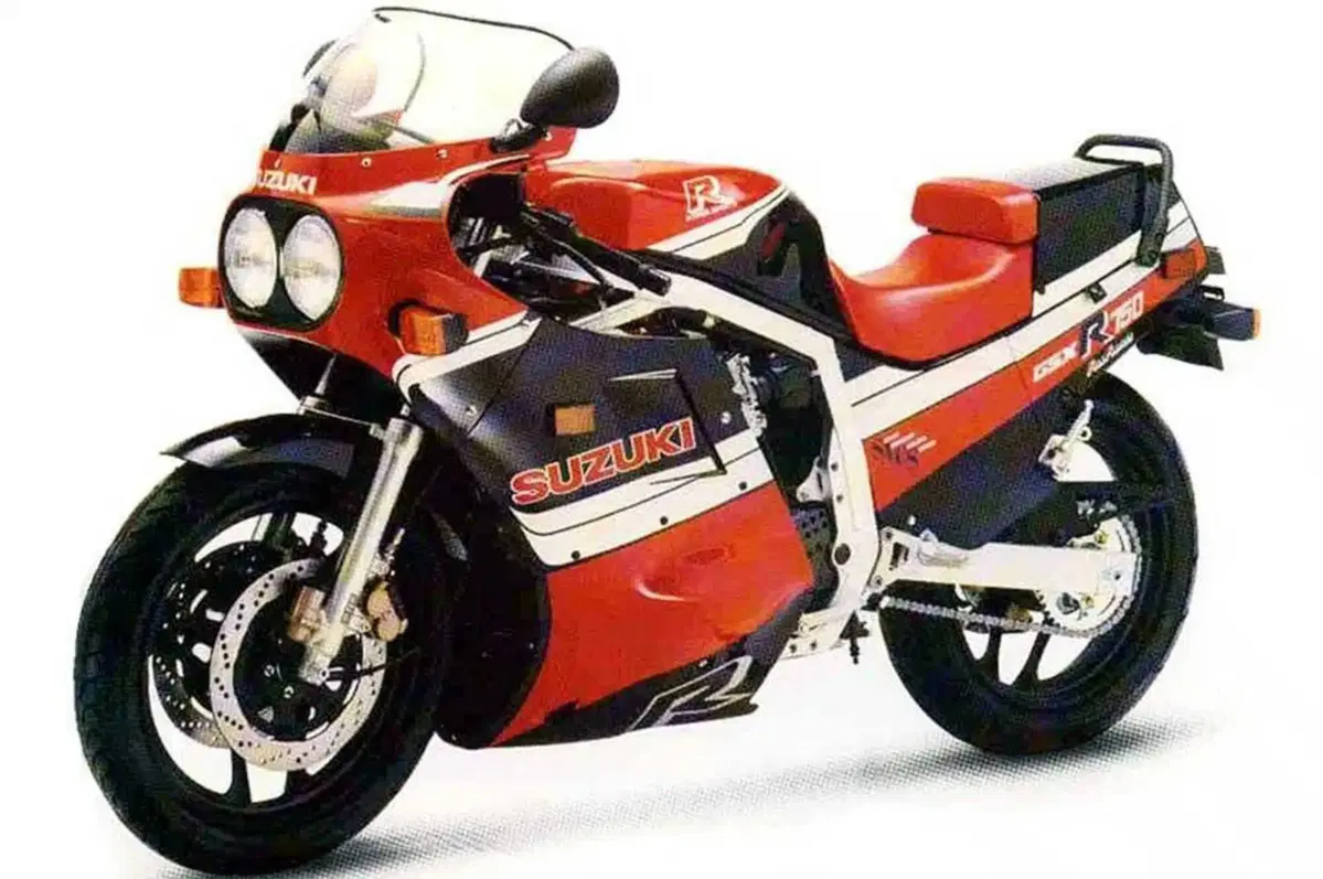 Suzuki GSX-R750 compie 40anni: la meravigliosa terra di mezzo (3)
