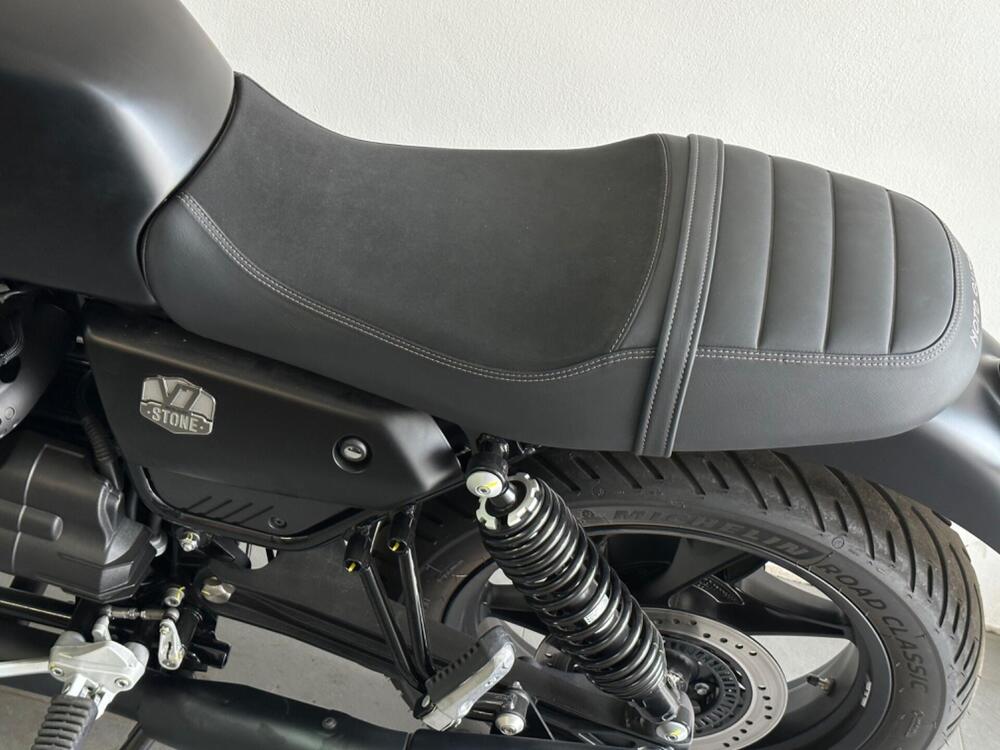 Moto Guzzi V7 Stone (2021 - 25) (3)