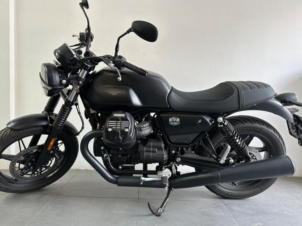 Moto Guzzi V7 Stone (2021 - 25) (2)