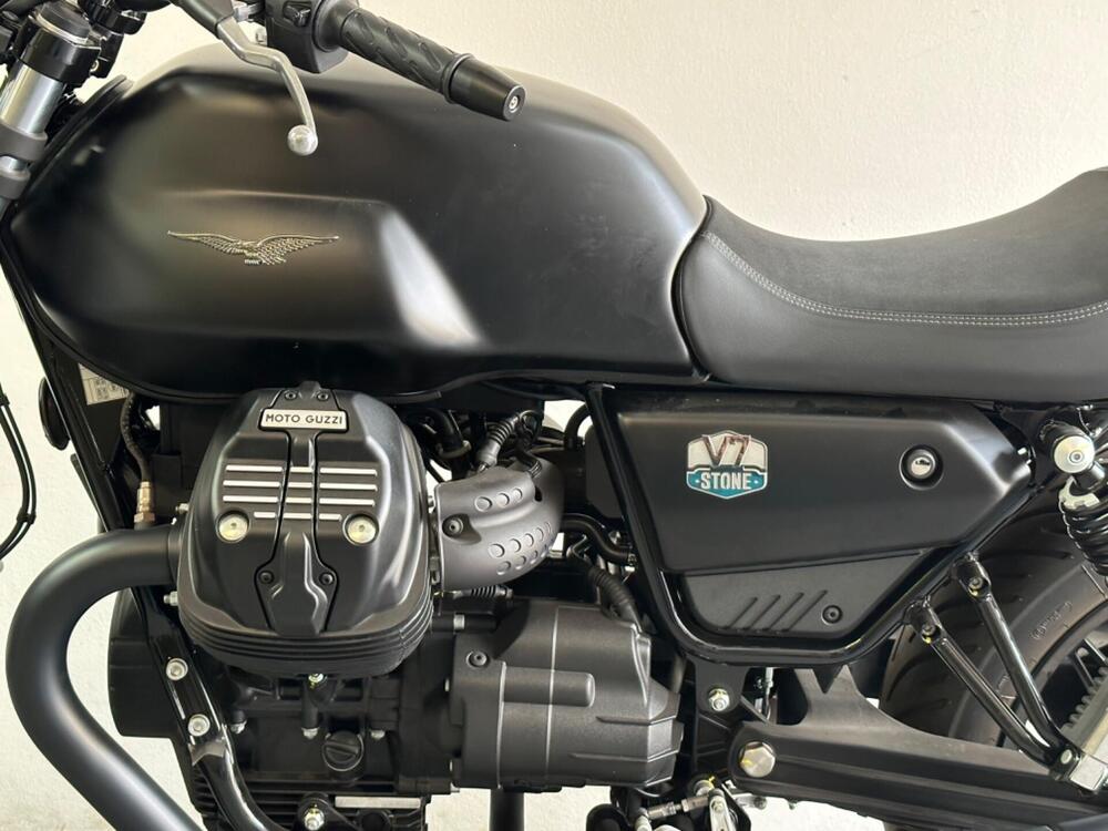 Moto Guzzi V7 Stone (2021 - 25) (4)