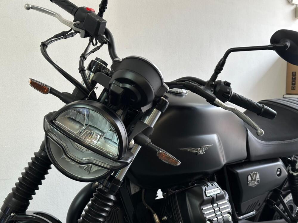 Moto Guzzi V7 Stone (2021 - 25) (5)