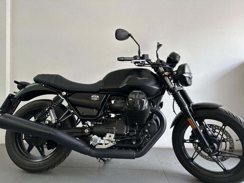 Moto Guzzi V7 Stone (2021 - 25)