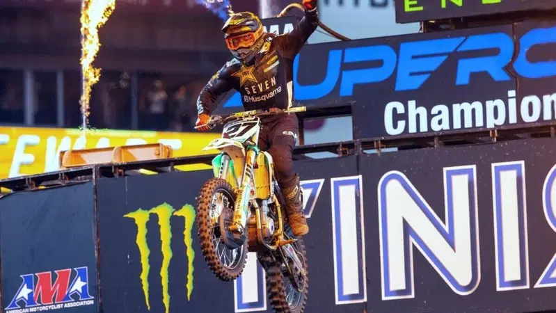 Malcolm Stewart vince a Tampa. Nell'incrdibile serata Tomac si infortuna. La 250 &egrave; di Anstie