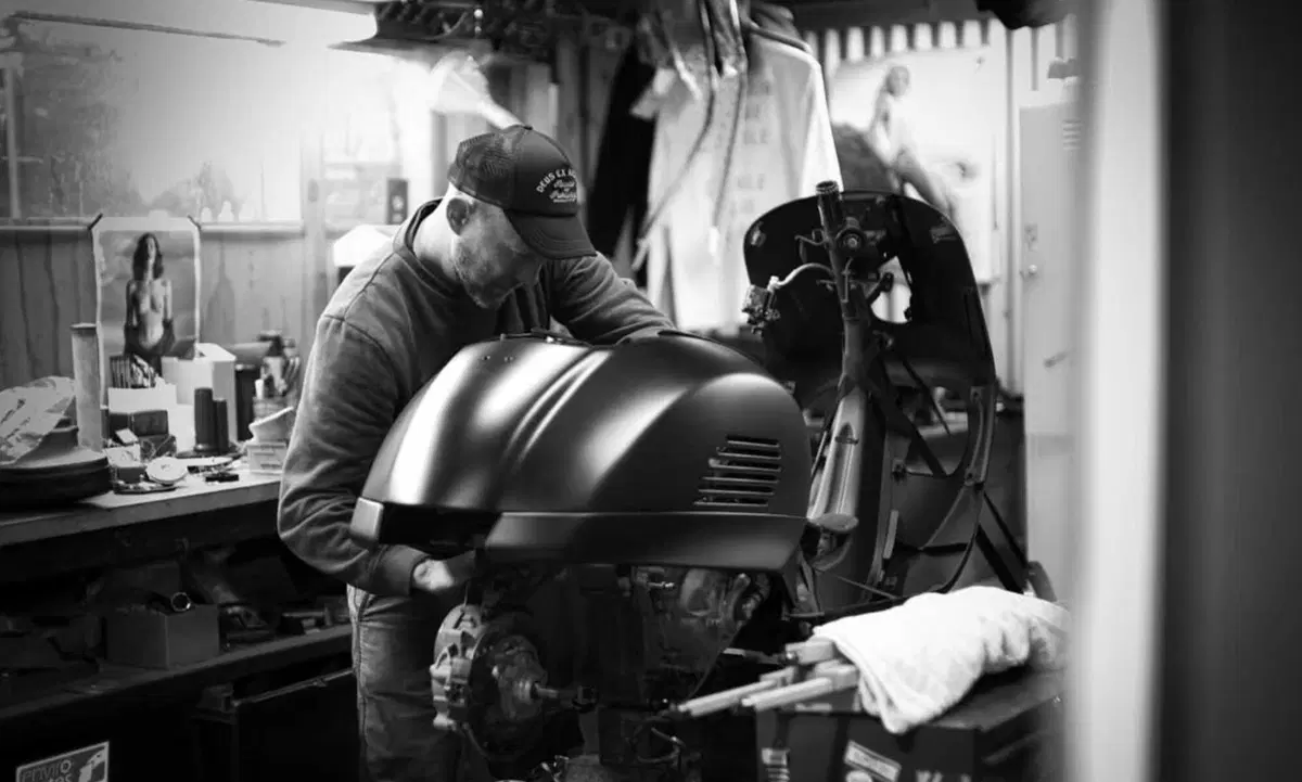 La Vespa “Don’t Panic” di Deus: l'eleganza su misura su due ruote  (6)