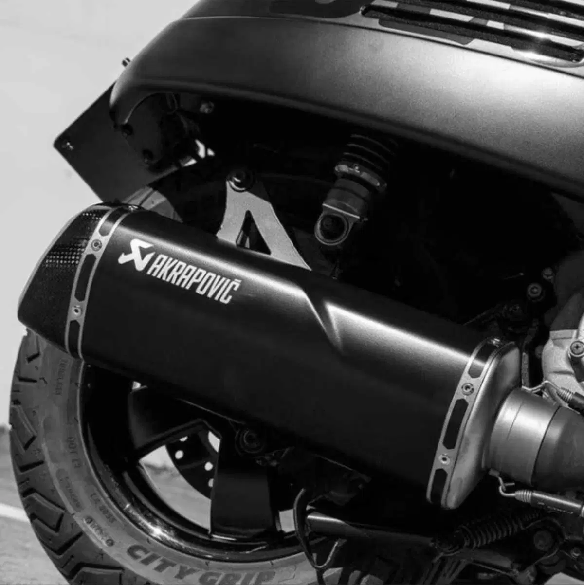 La Vespa “Don’t Panic” di Deus: l'eleganza su misura su due ruote  (3)
