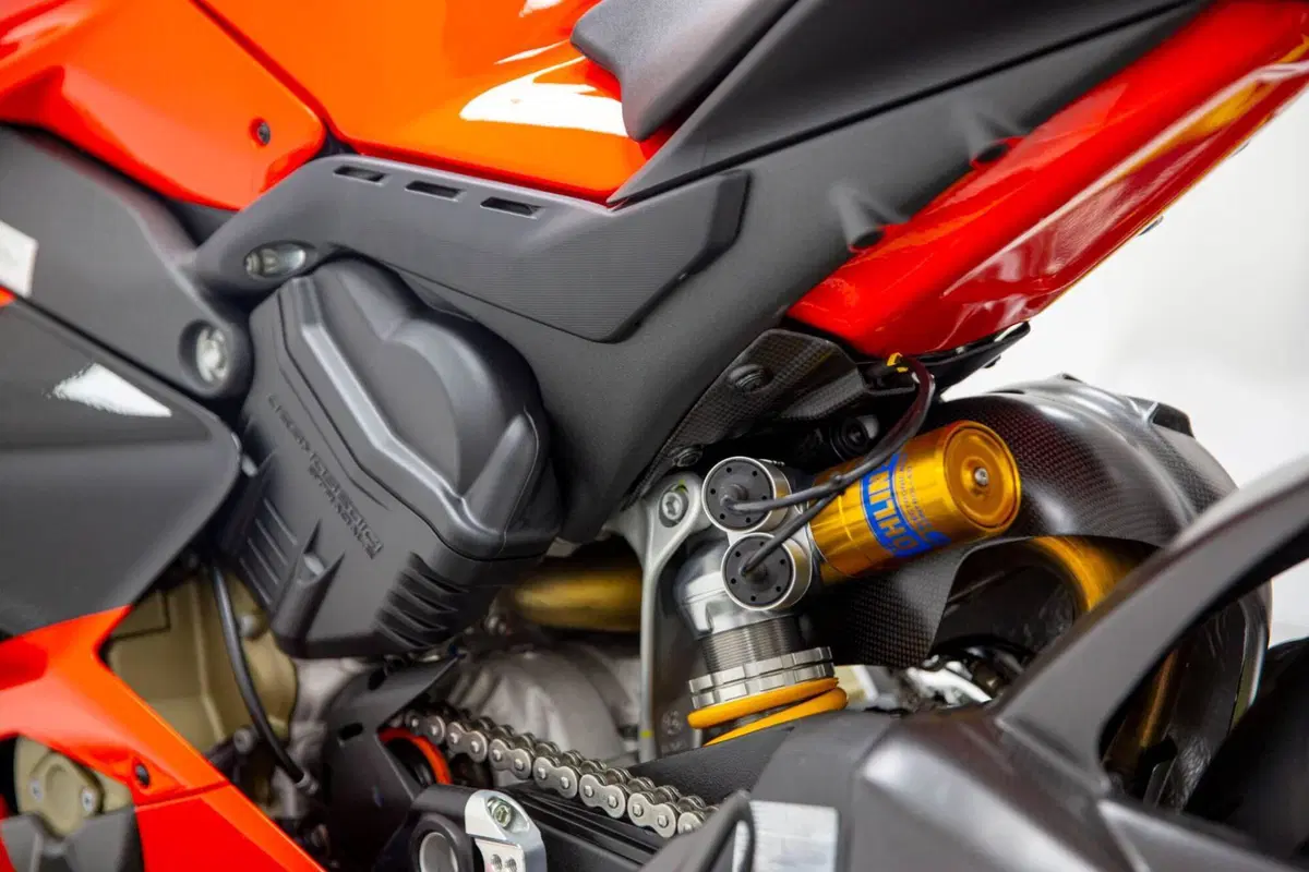 Ducati Panigale V4 Bautista 2022 World Champion Replica (2023) (15)