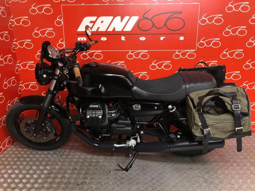 Moto Guzzi V7 Stone (2021 - 25) (3)