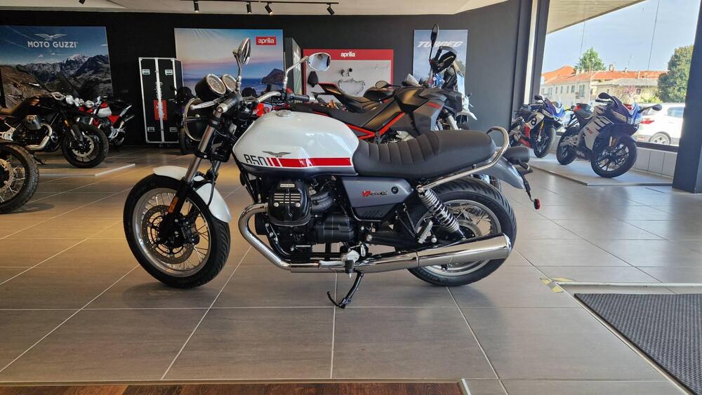 Moto Guzzi V7 Special (2021 - 24) (2)