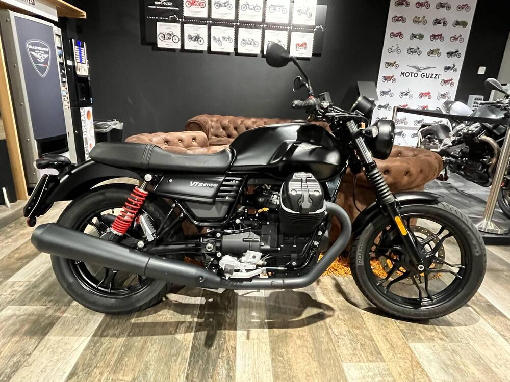 Moto Guzzi V7 III Stone (2017 - 20) (2)