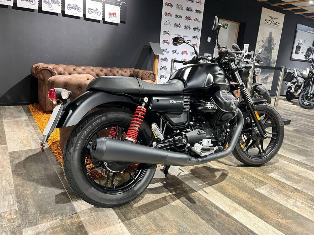 Moto Guzzi V7 III Stone (2017 - 20) (3)