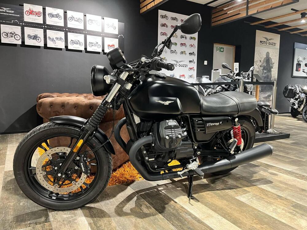 Moto Guzzi V7 III Stone (2017 - 20) (4)