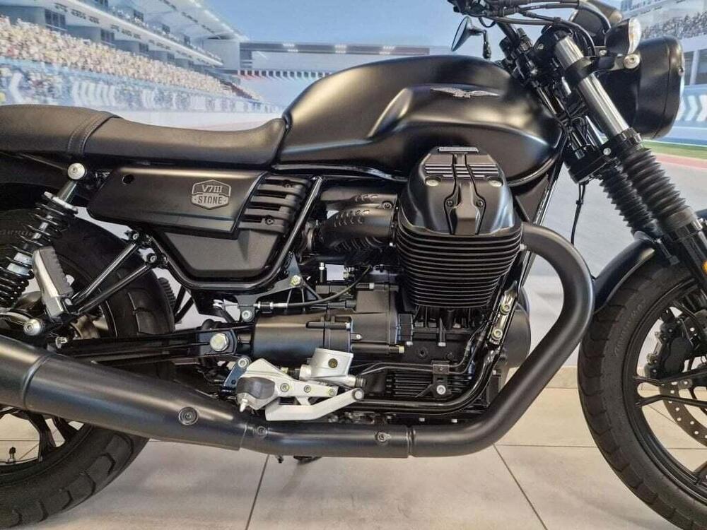 Moto Guzzi V7 III Stone (2017 - 20) (2)