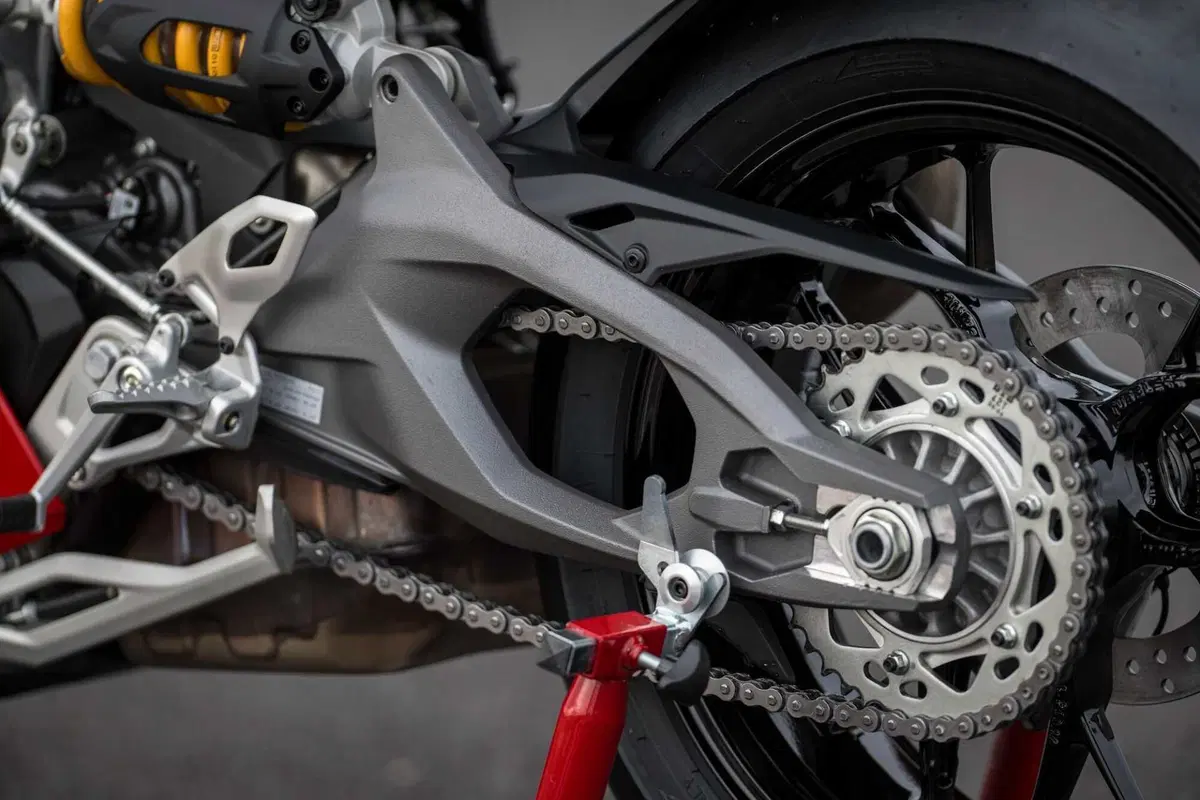 Ducati Panigale V2: meno peso .. meno impegno (23)
