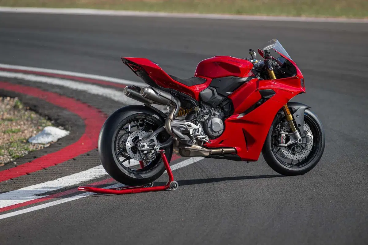 Ducati Panigale V2: meno peso .. meno impegno (25)
