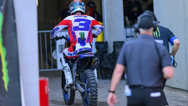 Eli Tomac "sotto i ferri". La frattura al perone sinistro verr&agrave; ridotta con un'operazione