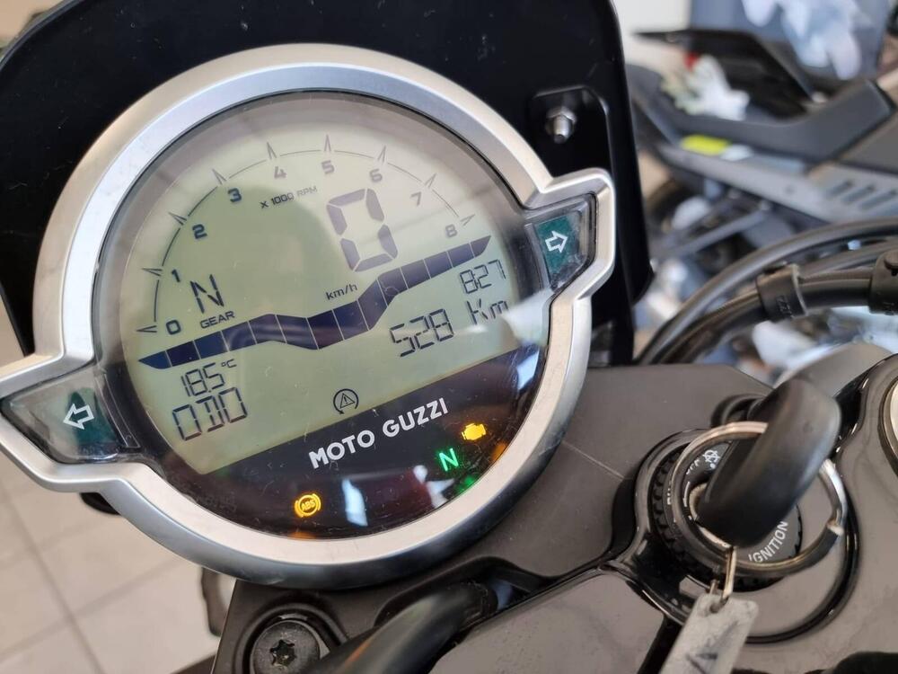 Moto Guzzi V7 Stone (2021 - 25) (3)