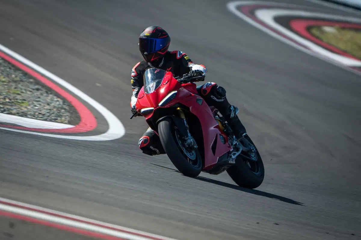 Ducati Panigale V2: meno peso .. meno impegno (37)
