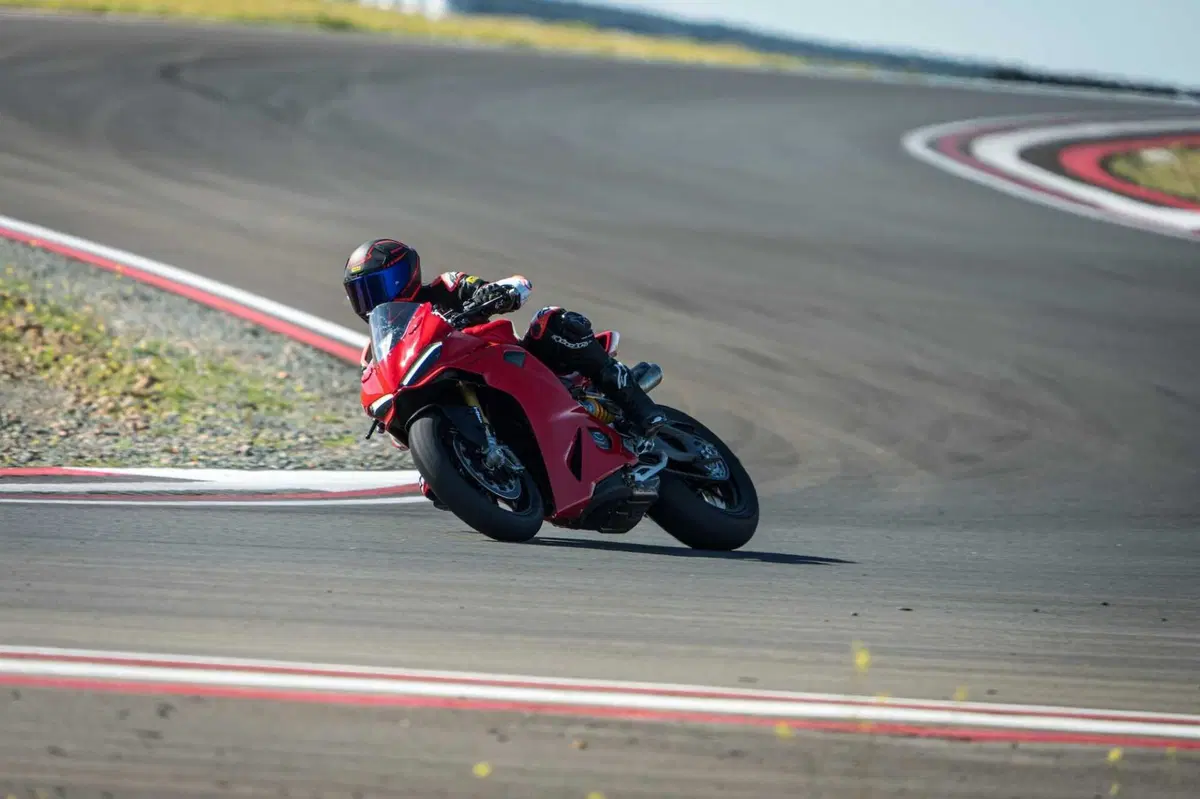 Ducati Panigale V2: meno peso .. meno impegno (38)