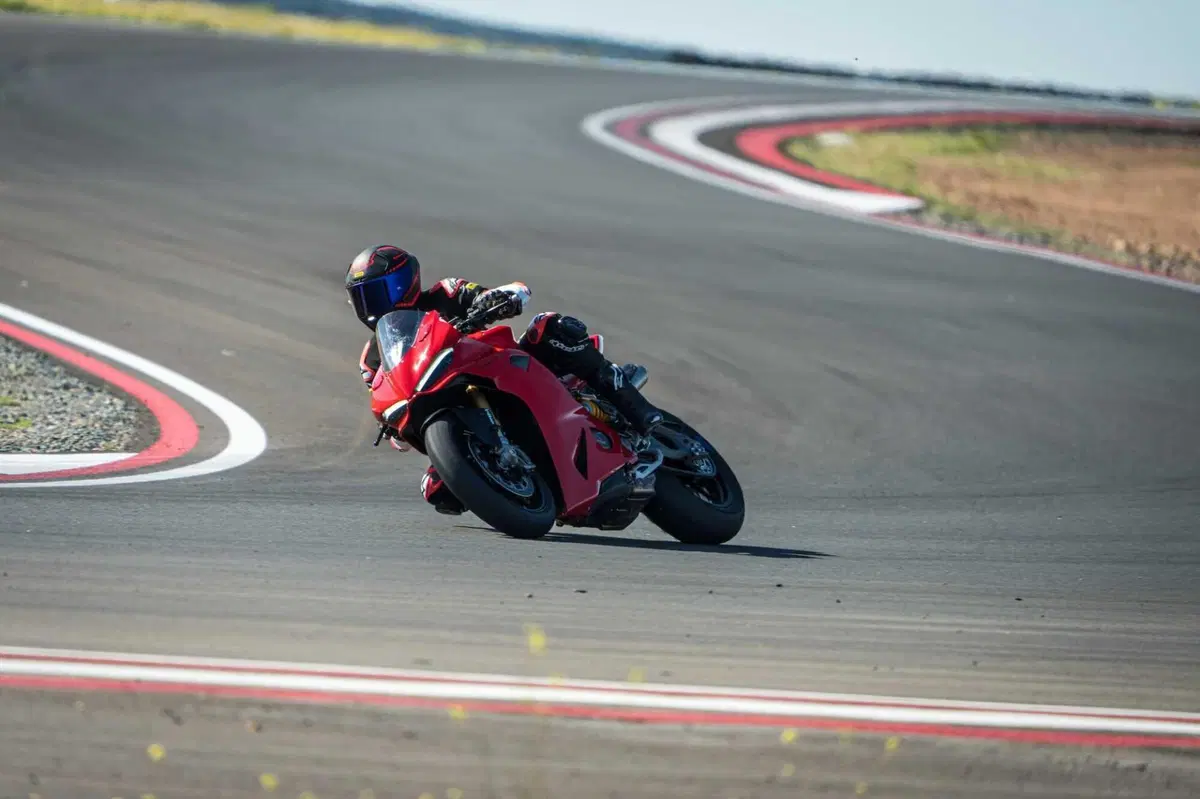 Ducati Panigale V2: meno peso .. meno impegno (39)