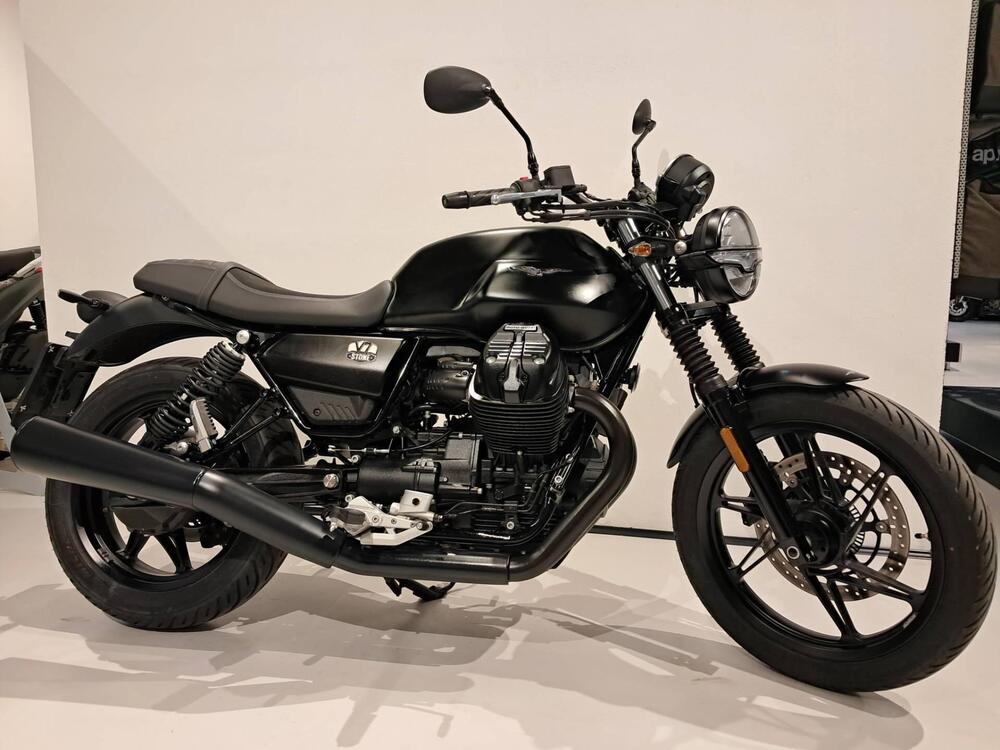 Moto Guzzi V7 Stone (2021 - 25)